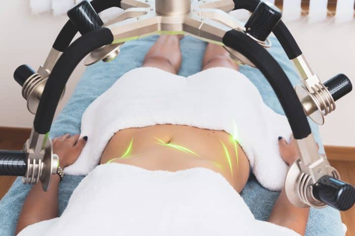 a patient receiving green laser therapy for fat loss